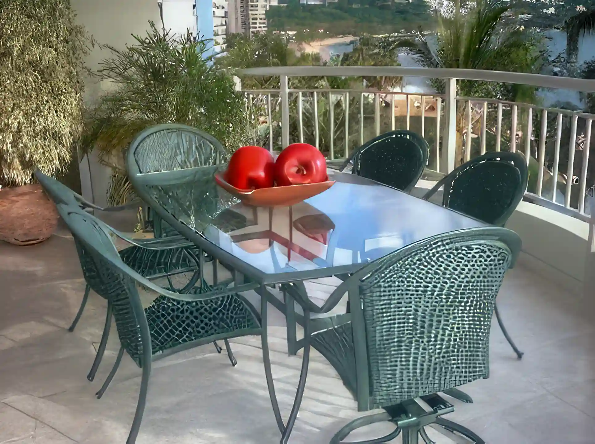 PATIO OUTSIDE DINING