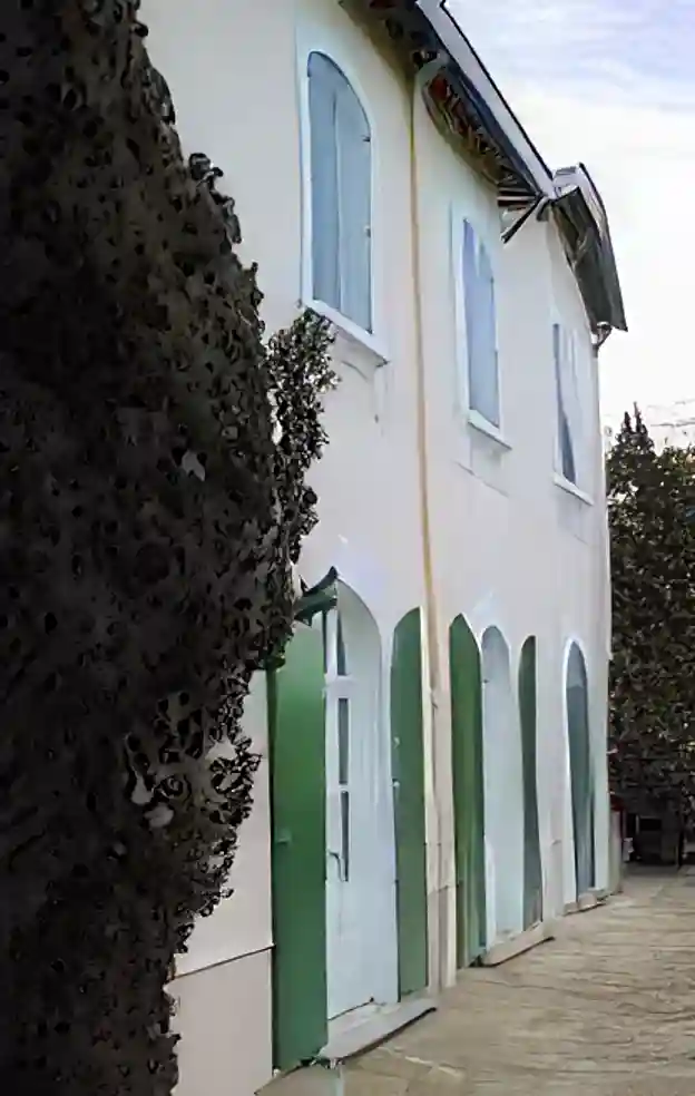 Mansion for Sale in Nimes, France