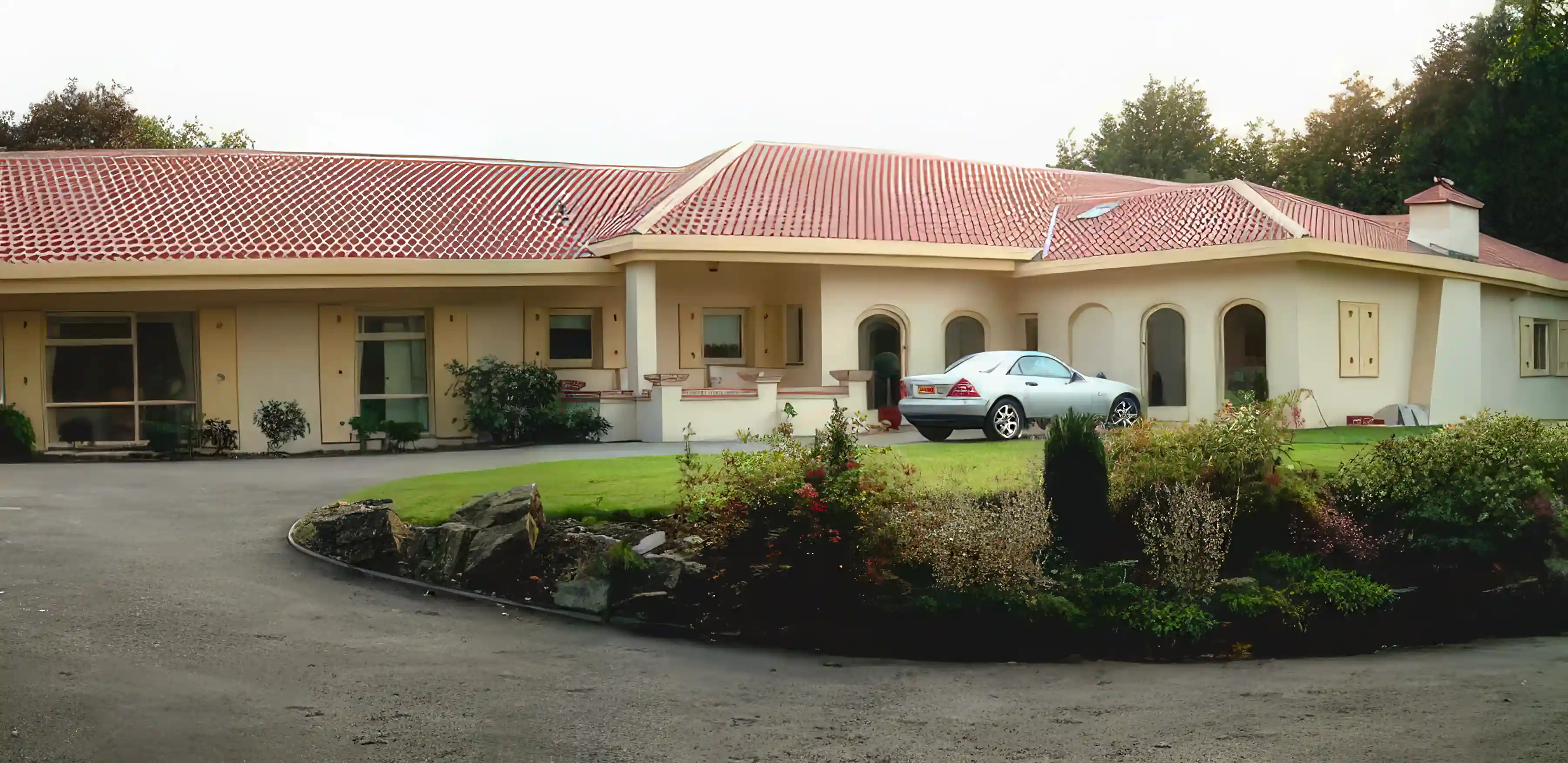 Villa for Rent in Surrey, UK