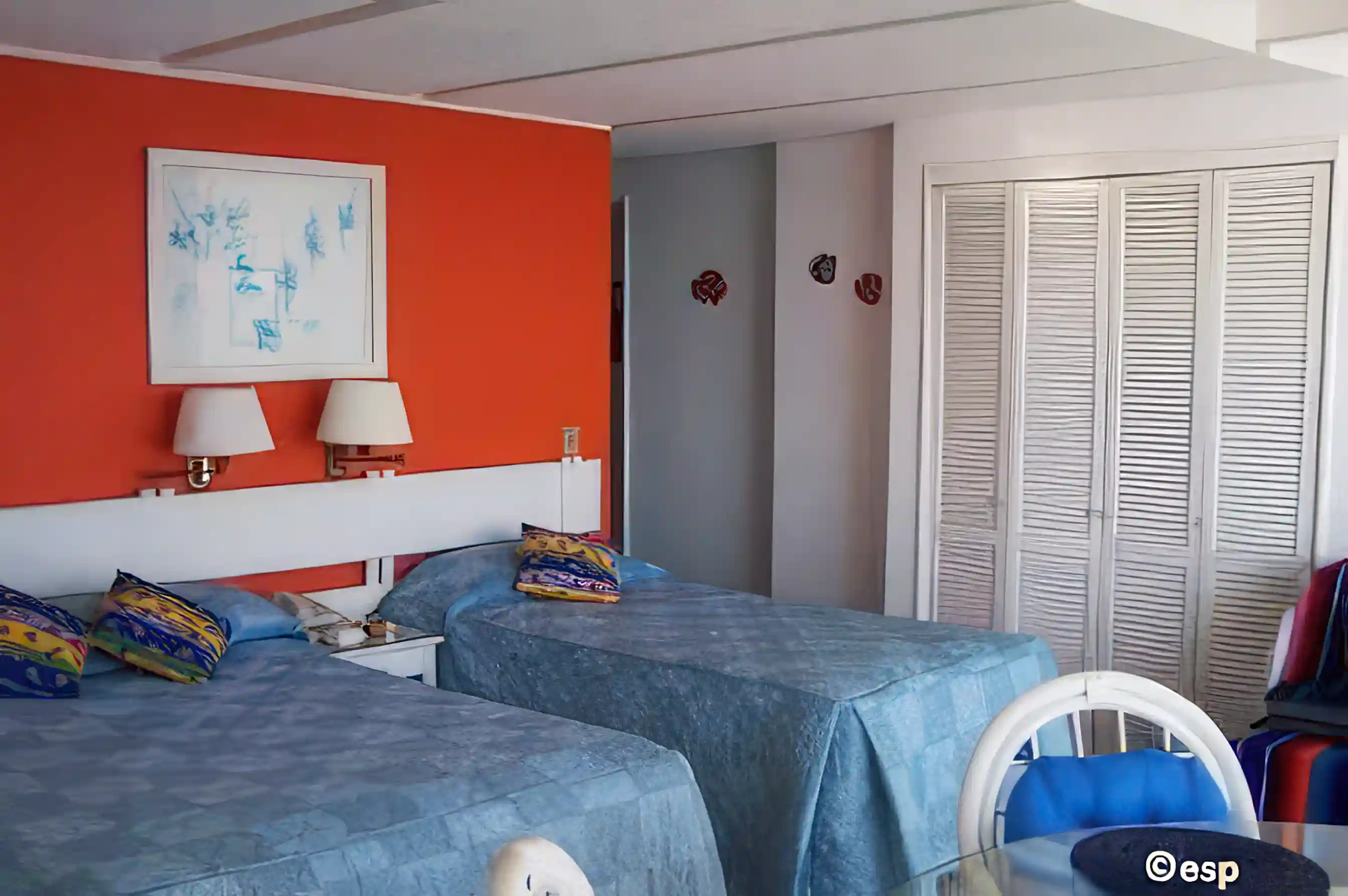 4. Double bed can sleep 1 or 2 people, adjacent...