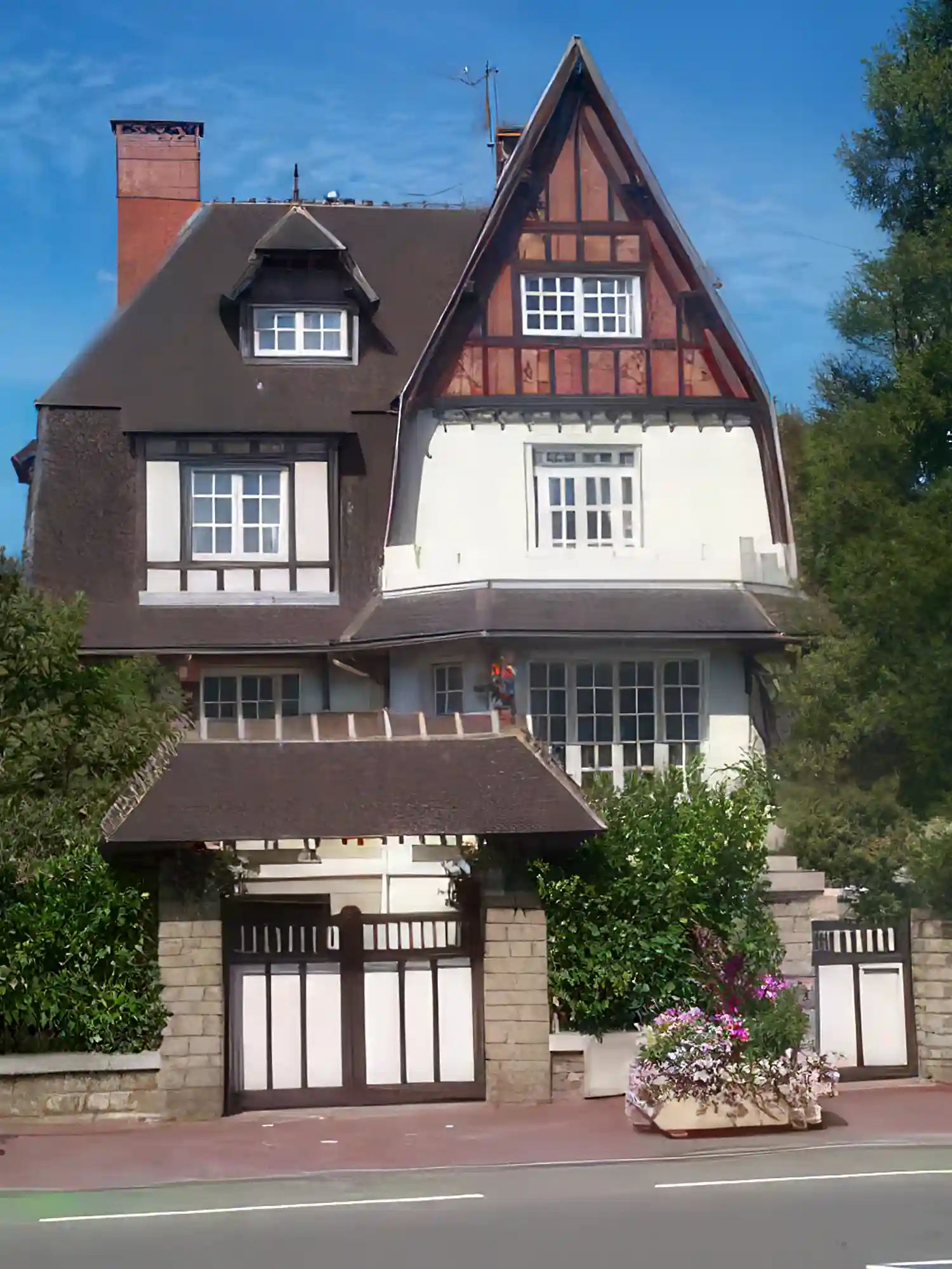 Villa for Sale in Alencon, France