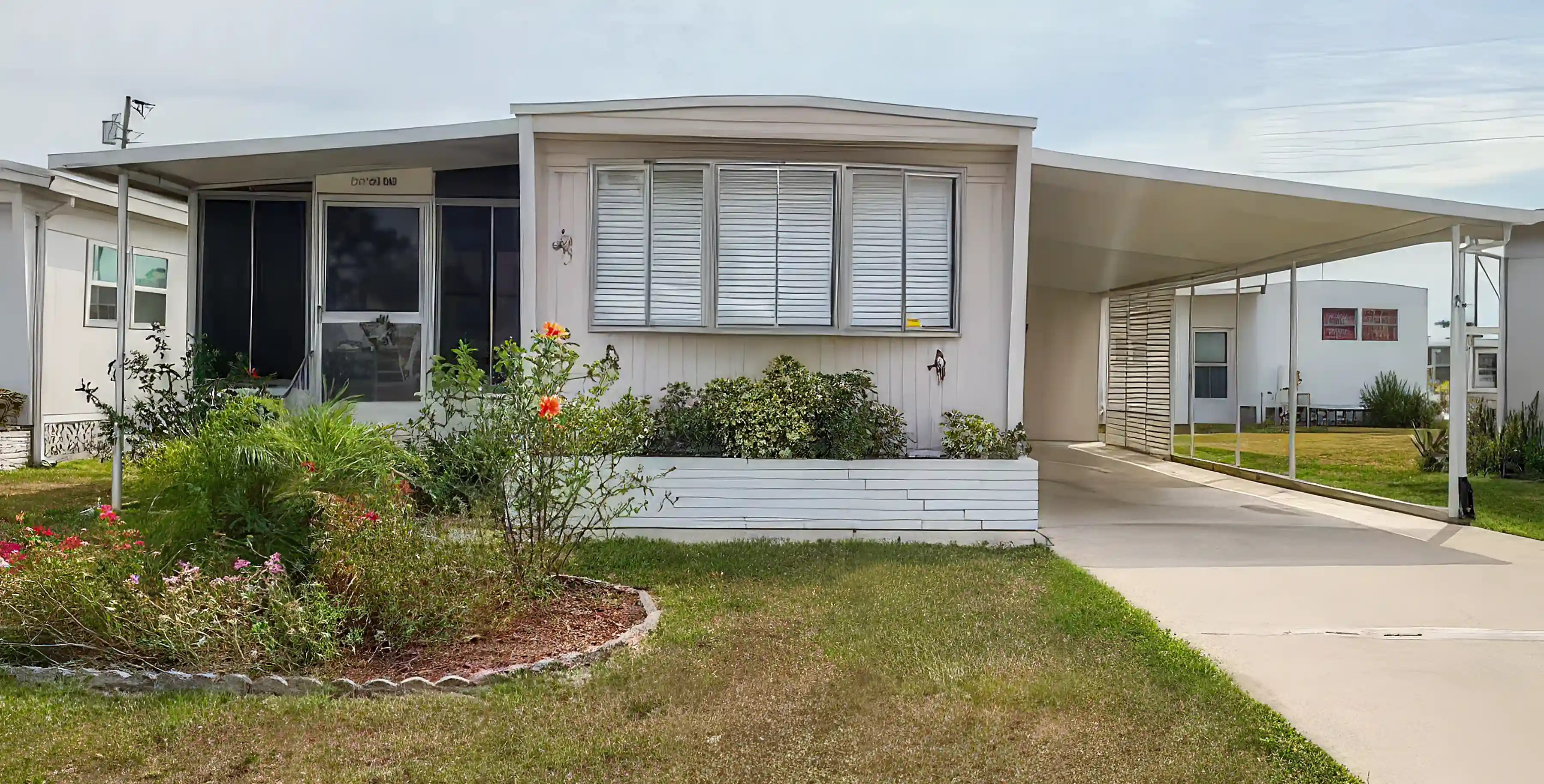 Waterfront Community Home for Sale in 344 Trailorama Dr, North Port, Florida, USA