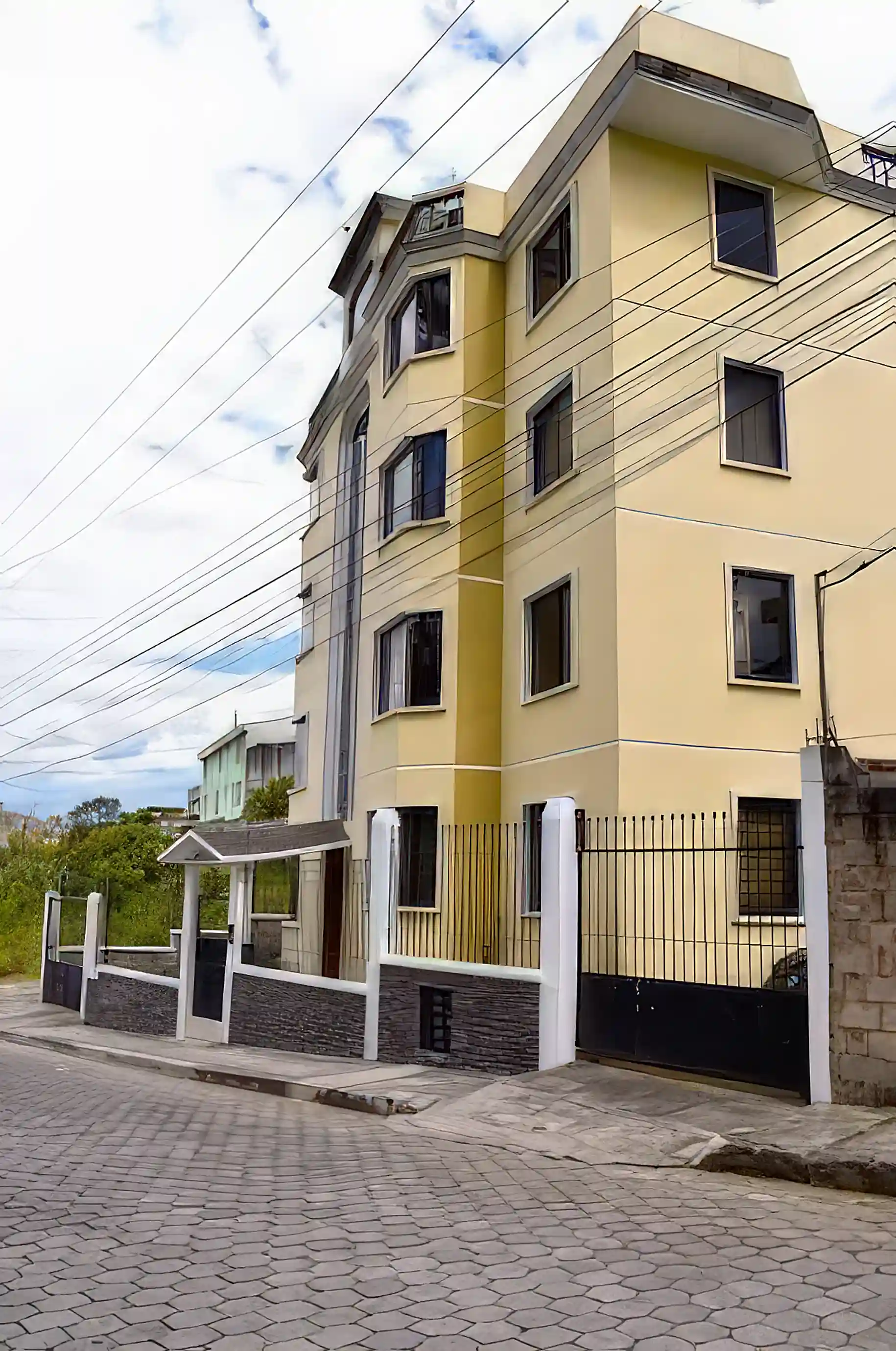 Apartment Building for Sale in Sauces Del Valle, Quito, Pichincha, Ecuador