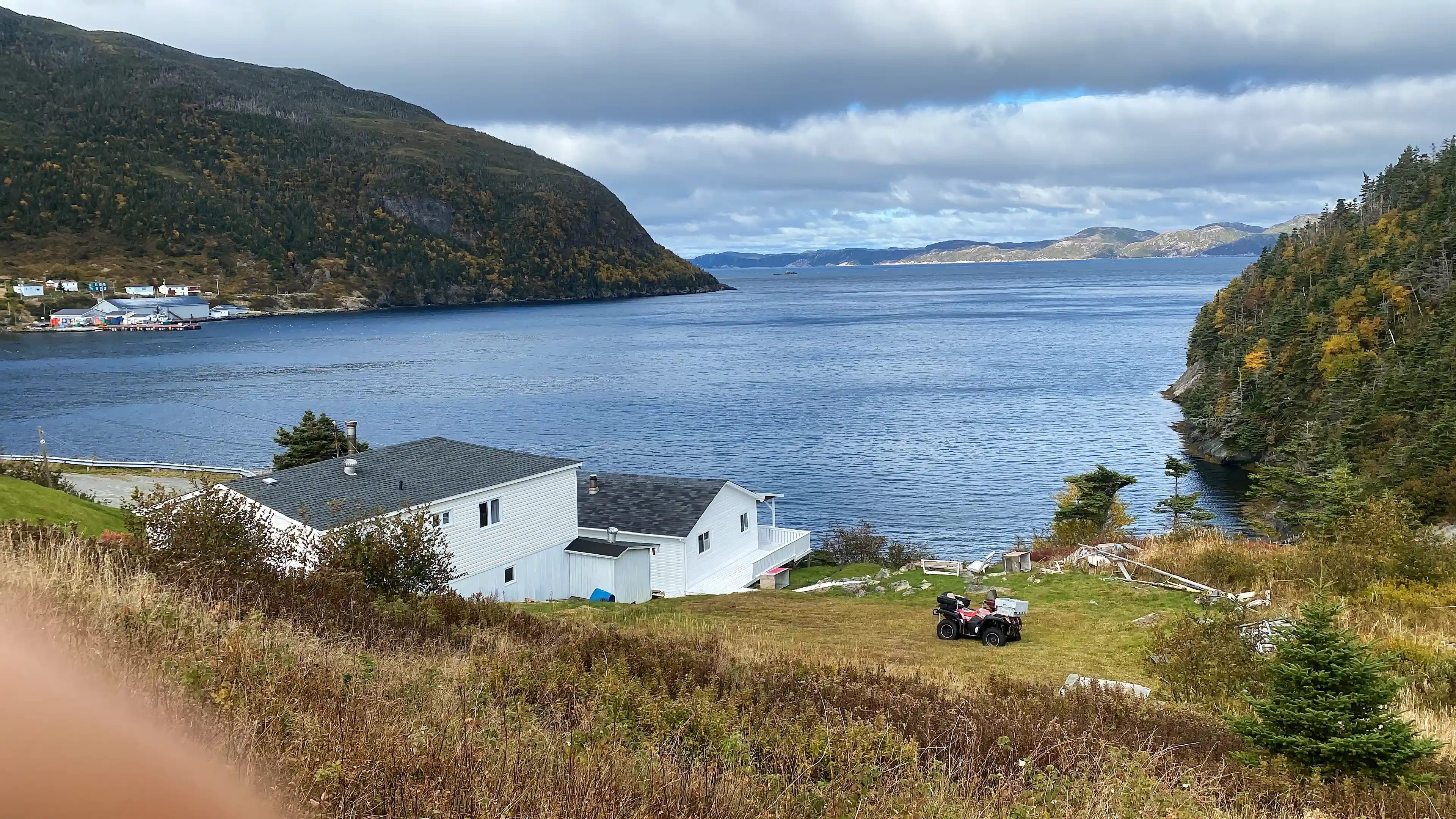 2 Private Beachfront Homes for Sale in 31 Bayview Road, Hermitage, Canada