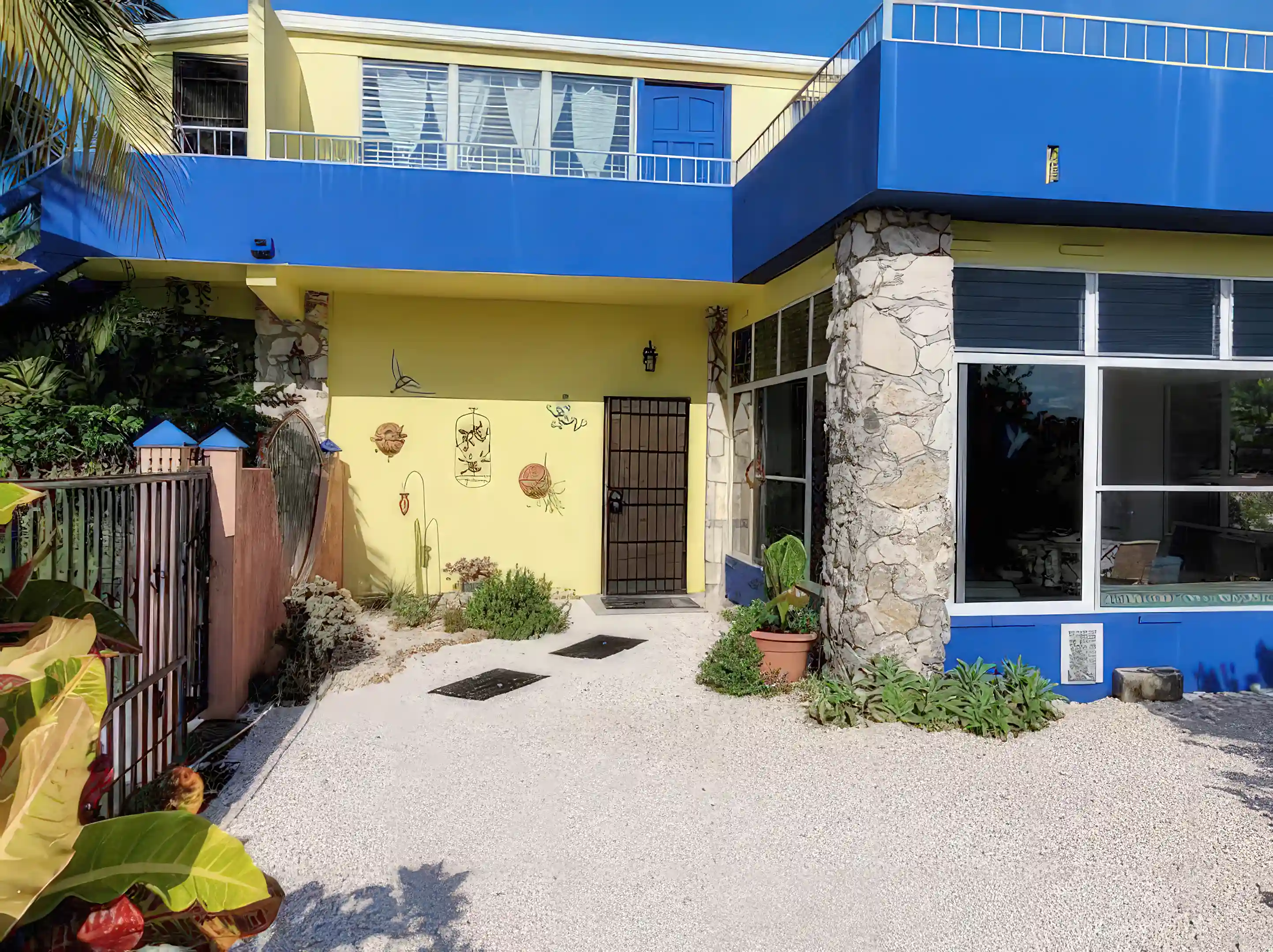 Side entrance and gate