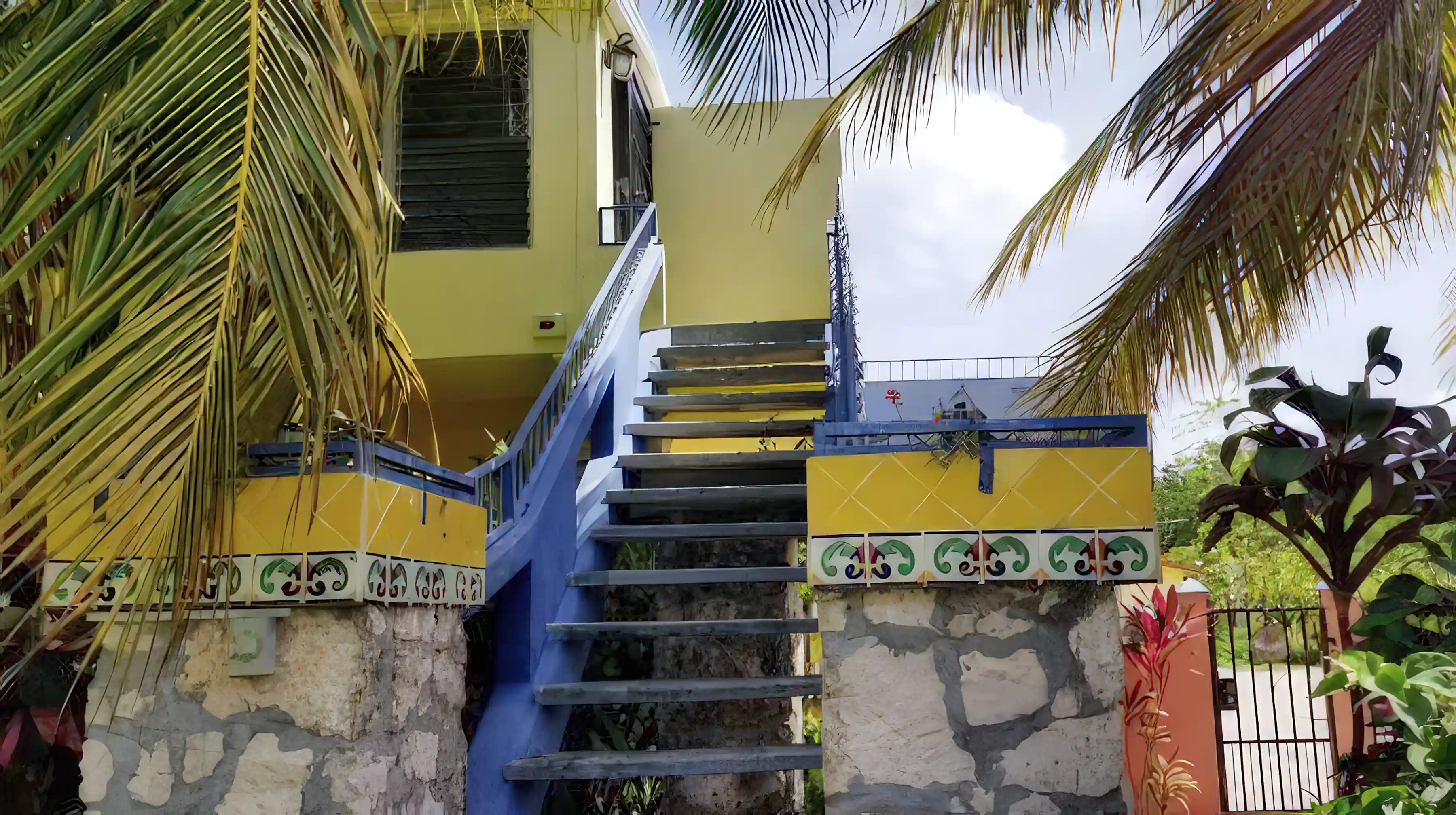 Outside access to 2nd floor apartment