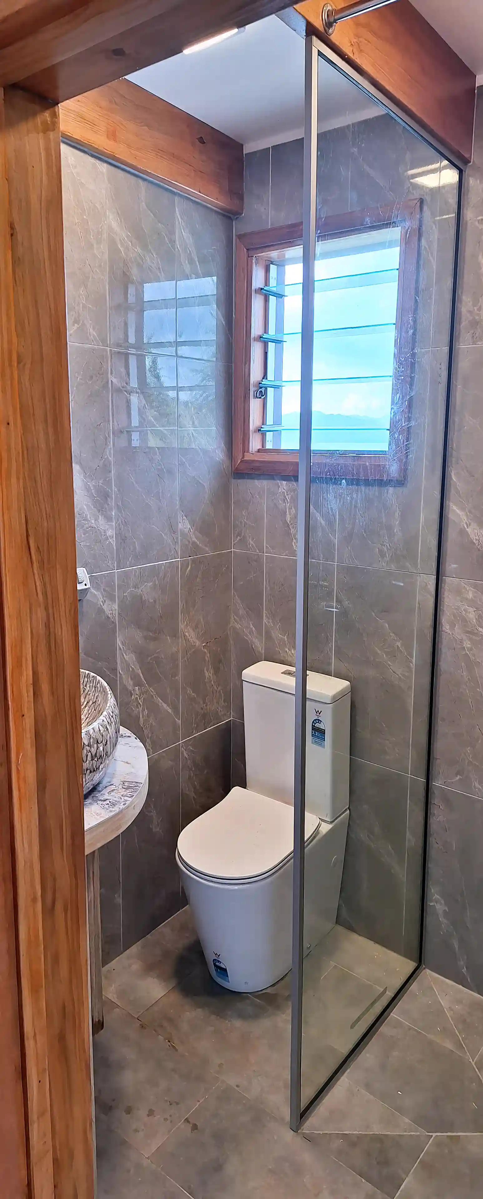 Second bathroom for bedroom 2 and 3