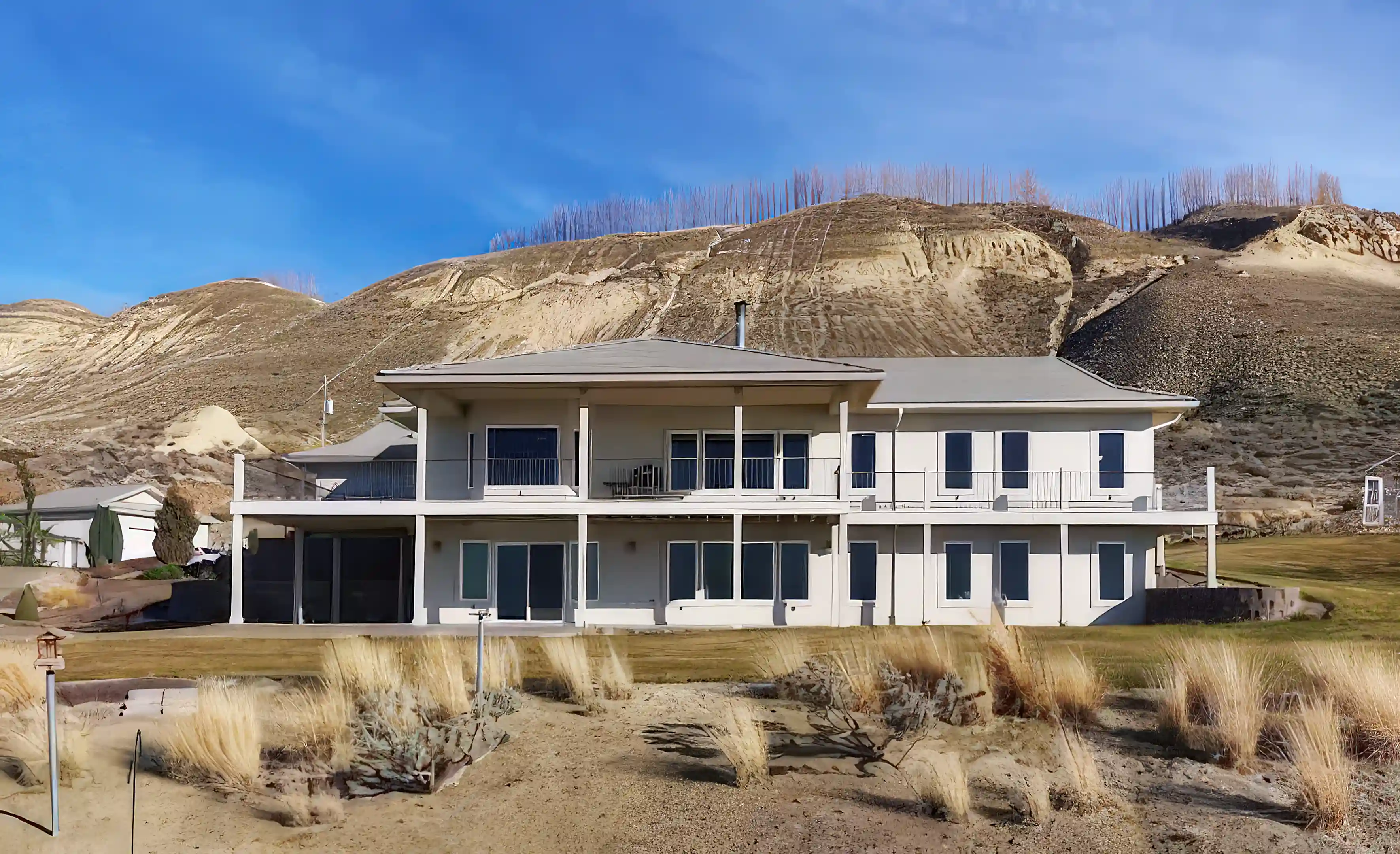 Riverfront Home for Sale in 2431 Columbia River Road, Pasco, Washington, USA
