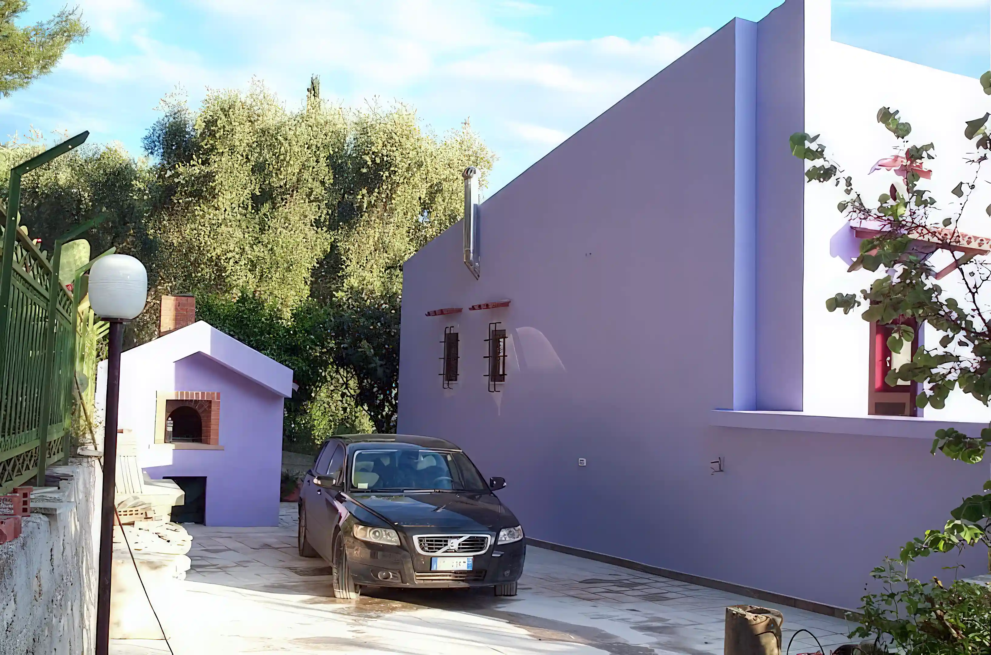 parking area inside, close Pizza/bread oven