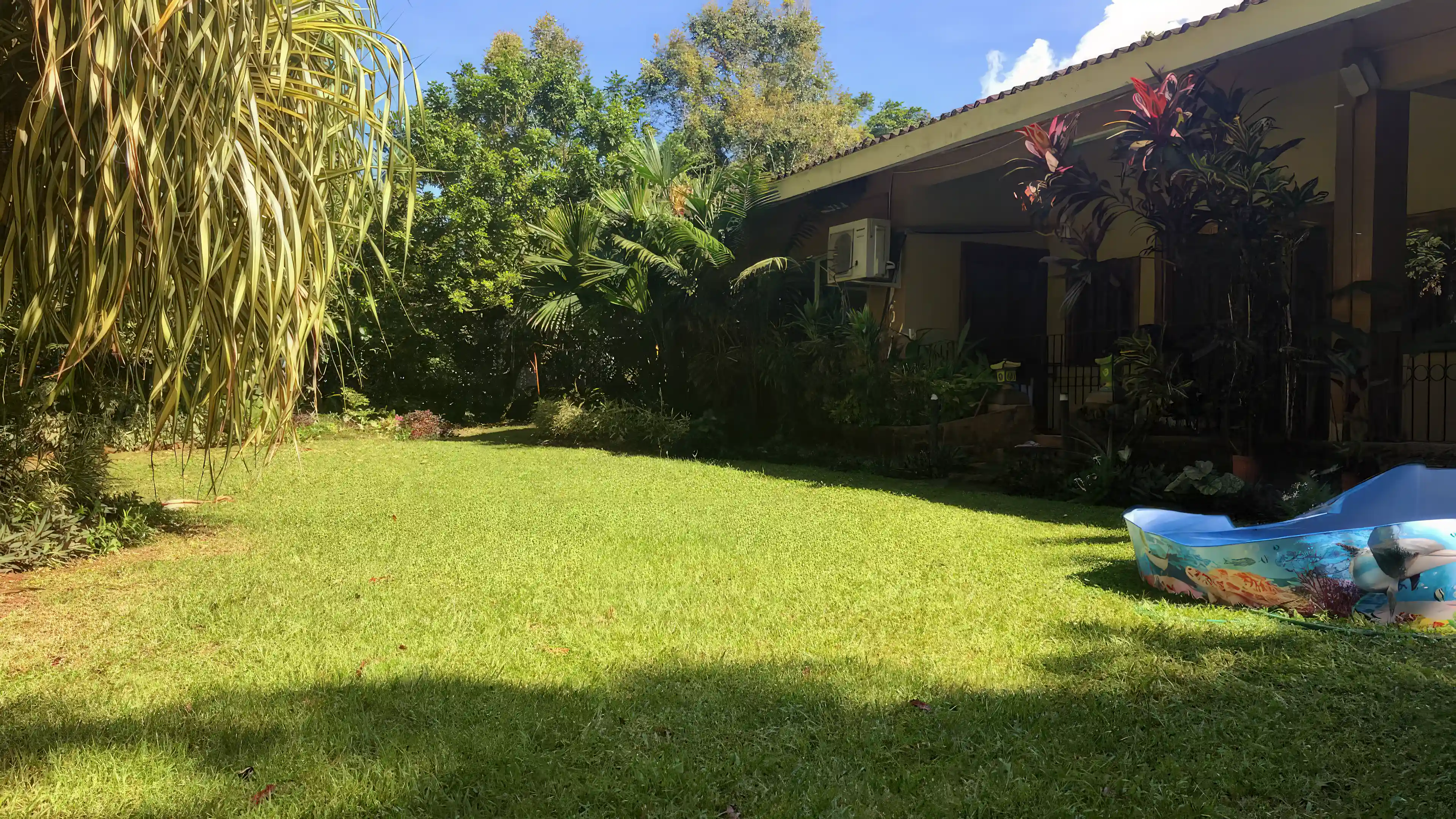 Patio encloses 2,000 m2