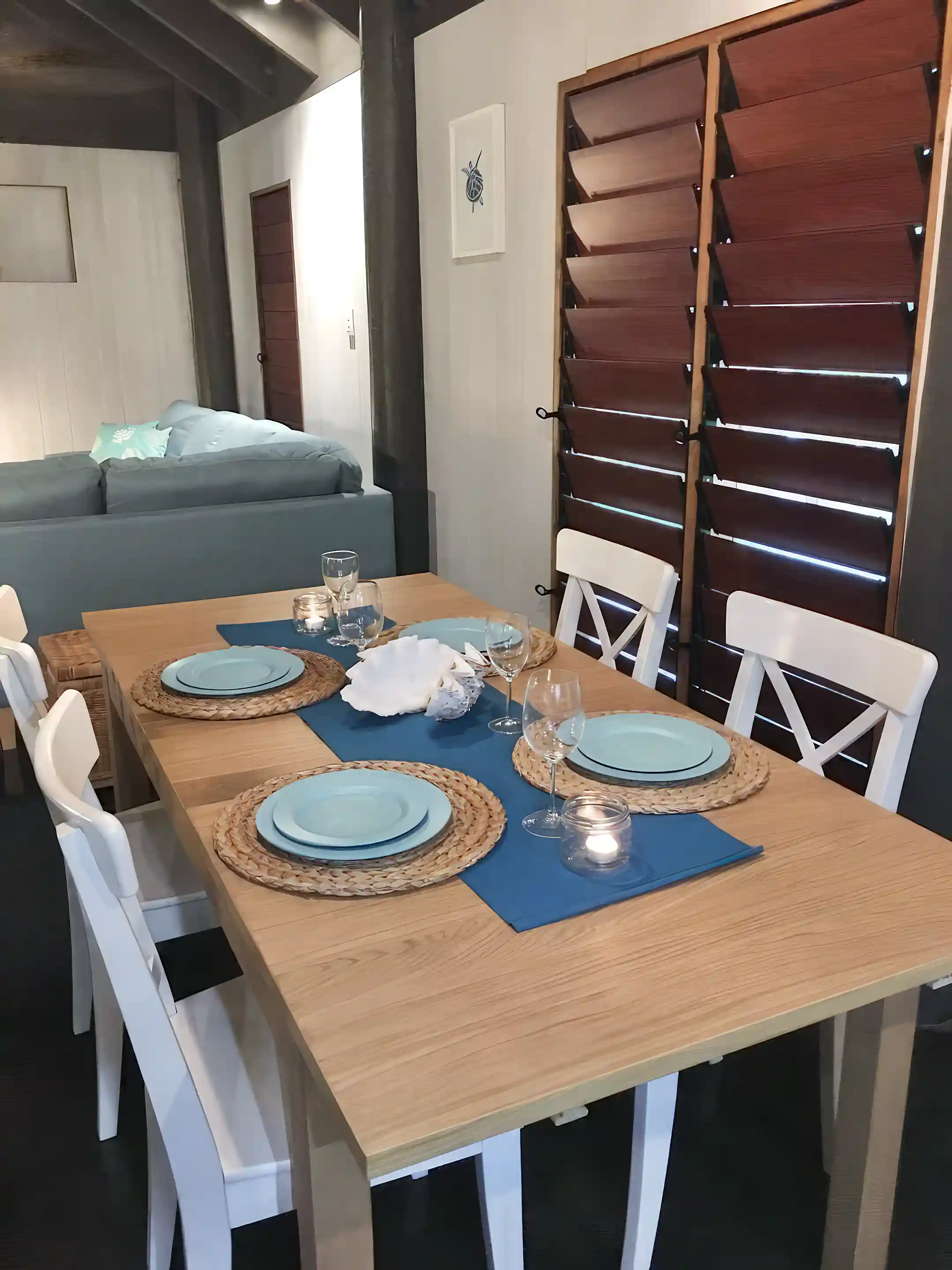 Extending dining table in the Vonu Villa