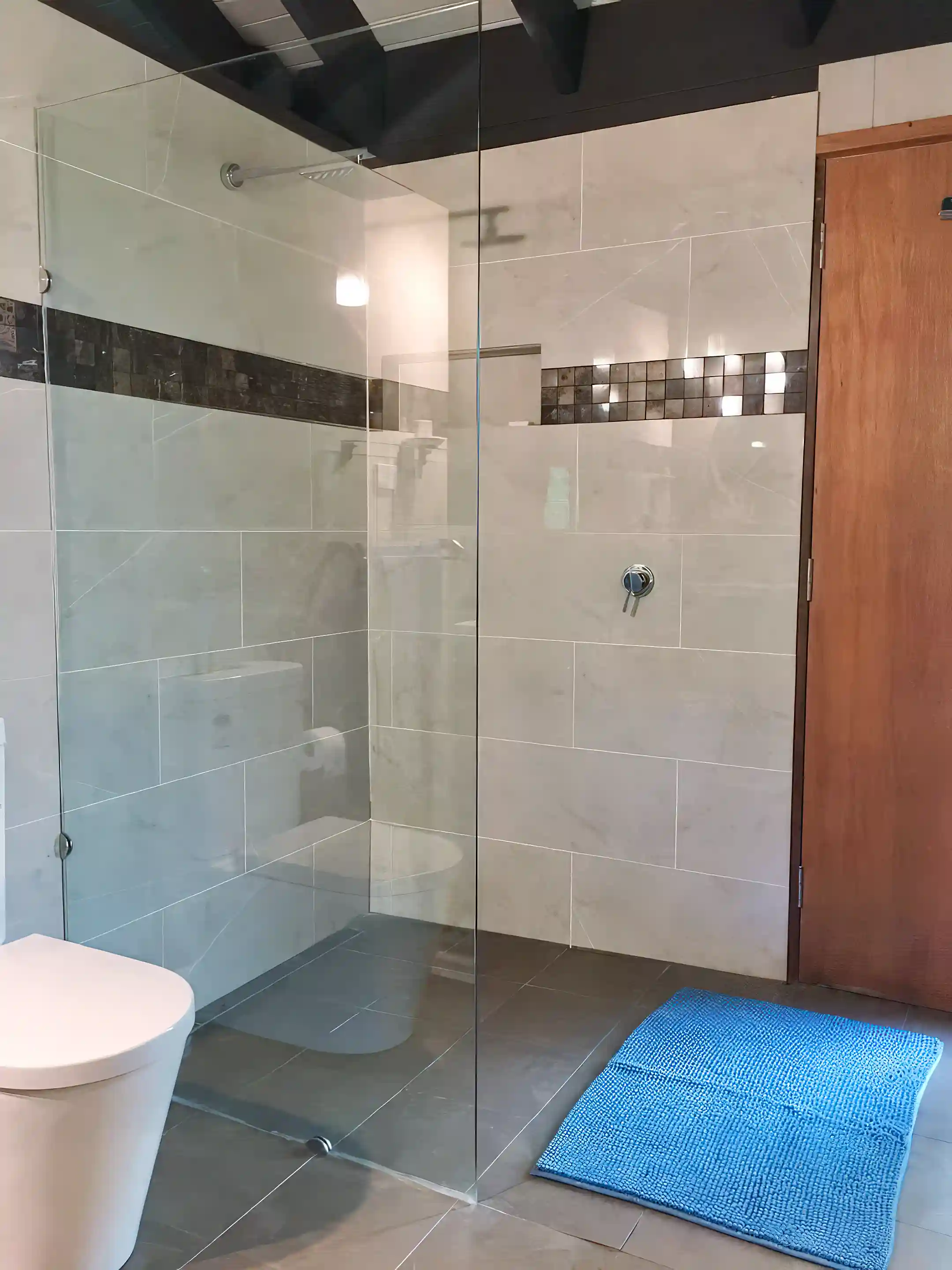1200mm x 1200mm walk in showers and great water pressure