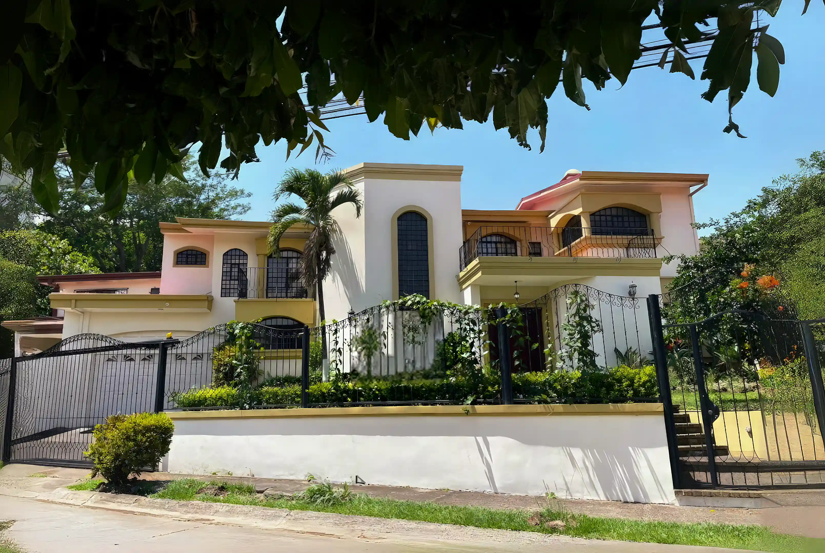 Family House for Sale in Av.51, Urbanizacion Flor Natalia, Uruca, San Jose, Costa Rica
