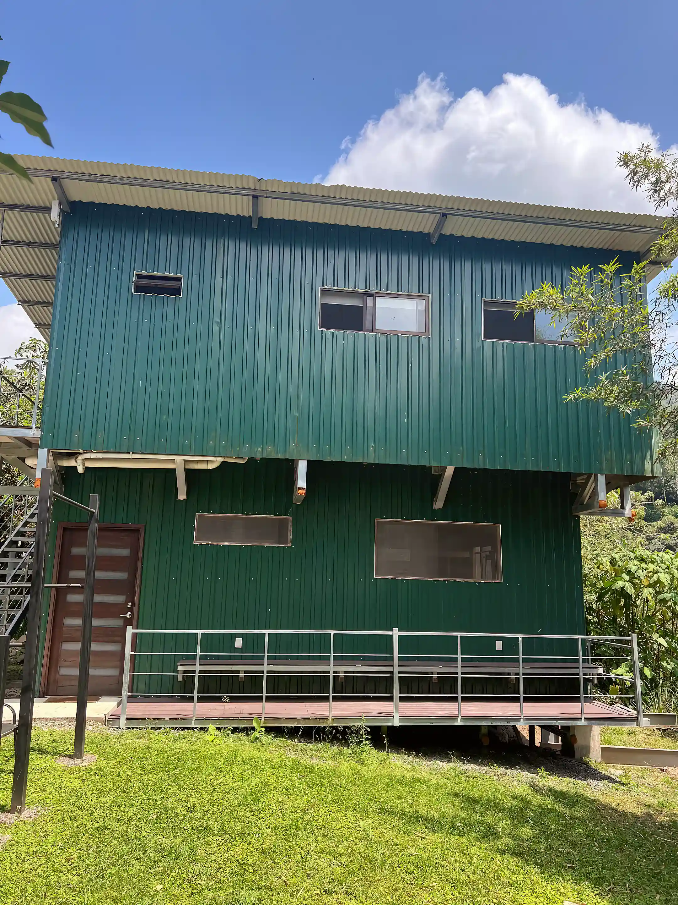 Airbnb potential use building - 3 room with bathrooms, ceiling...
