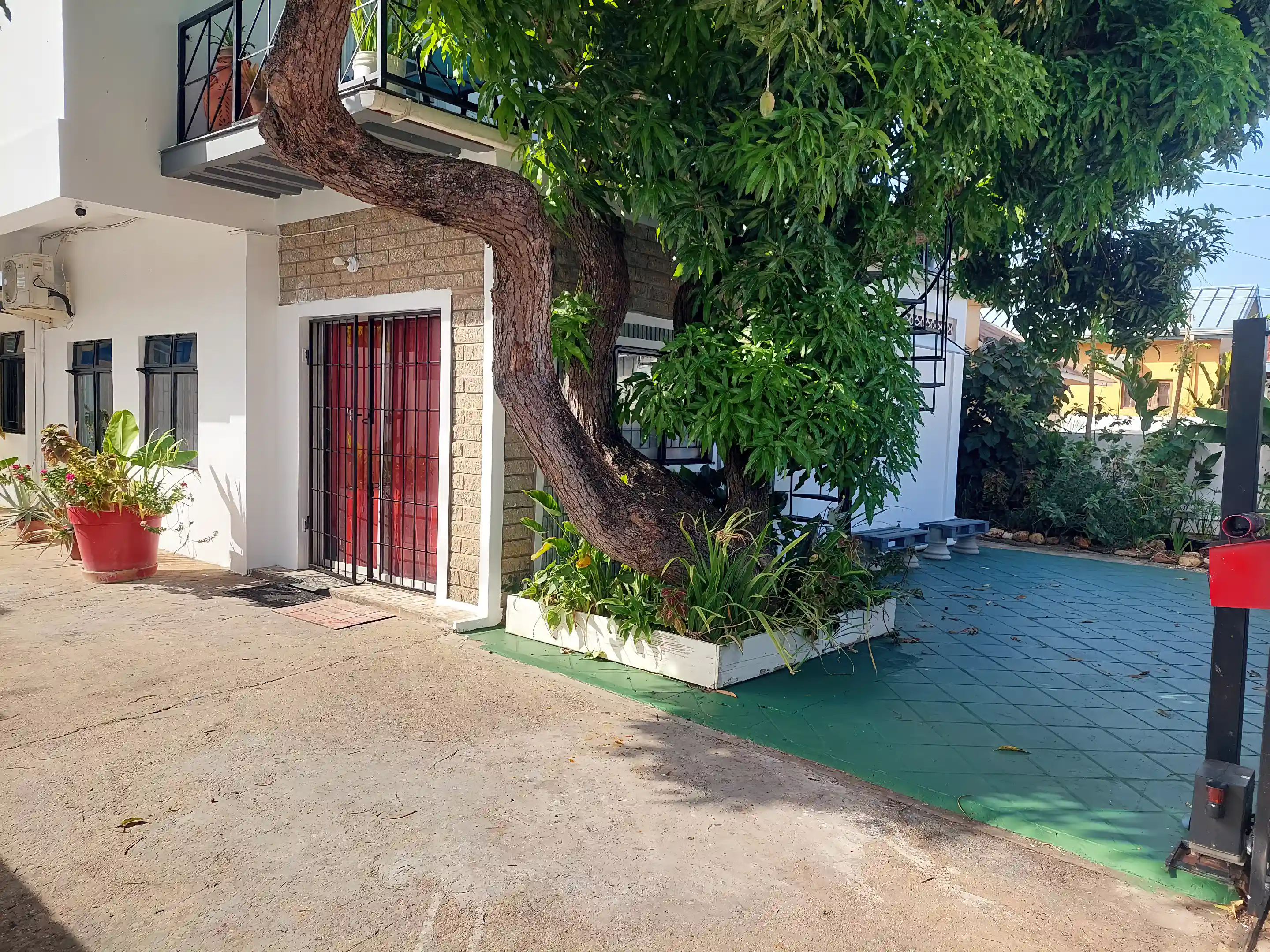 Private entrance to front studio apt