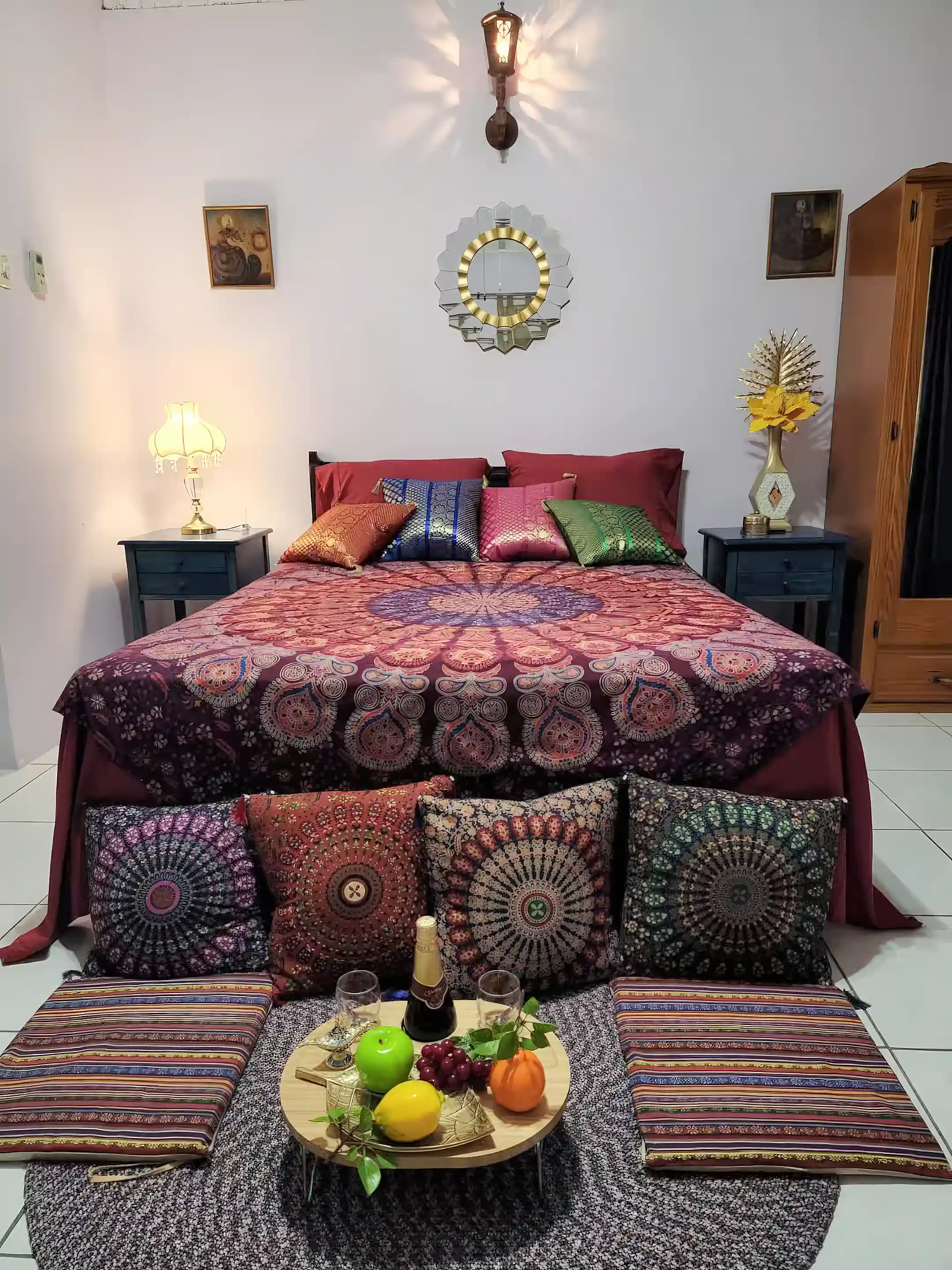Upper-level en-suite studio with Middle Eastern theme