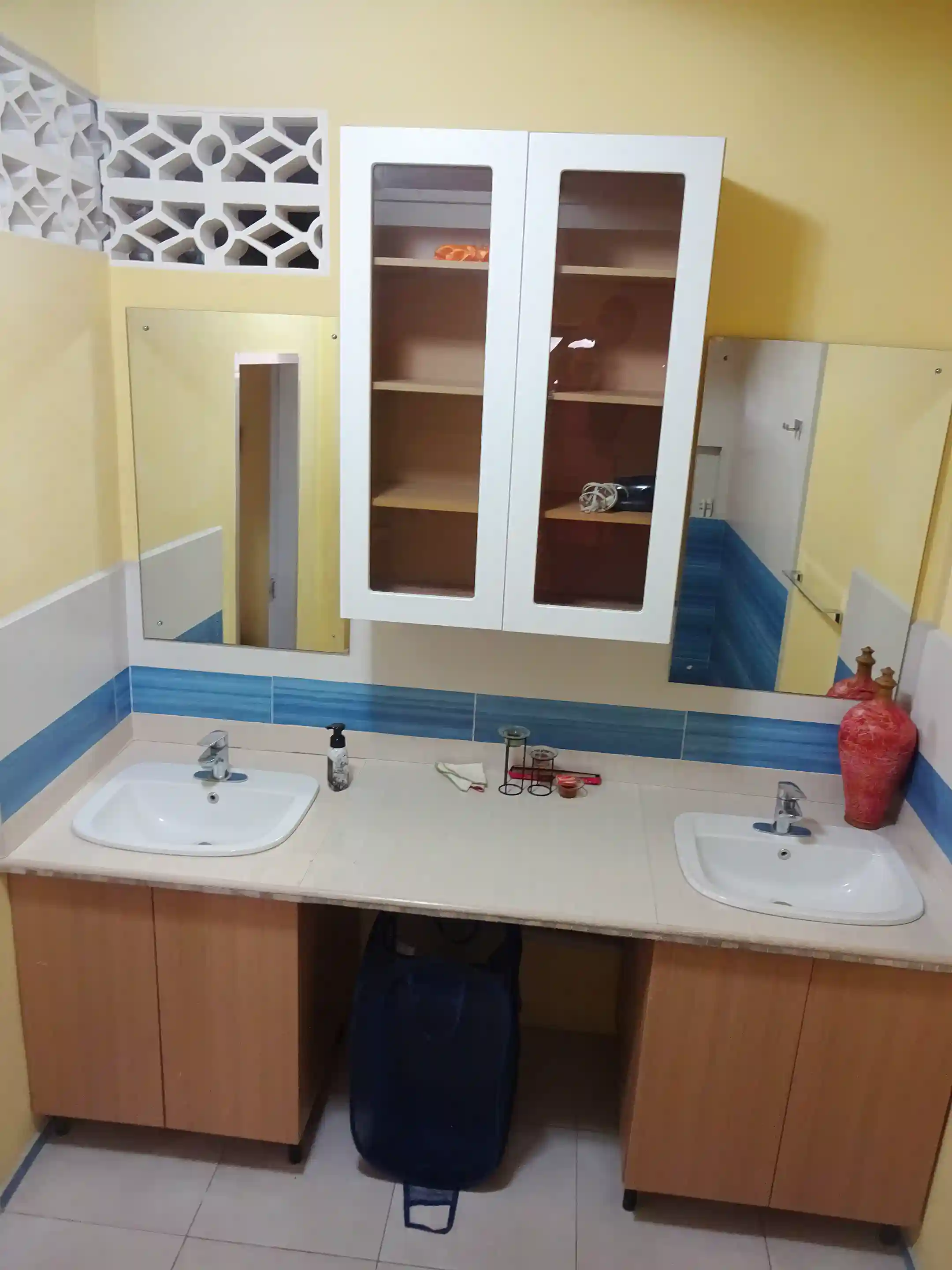 East Indian bath with dual sinks