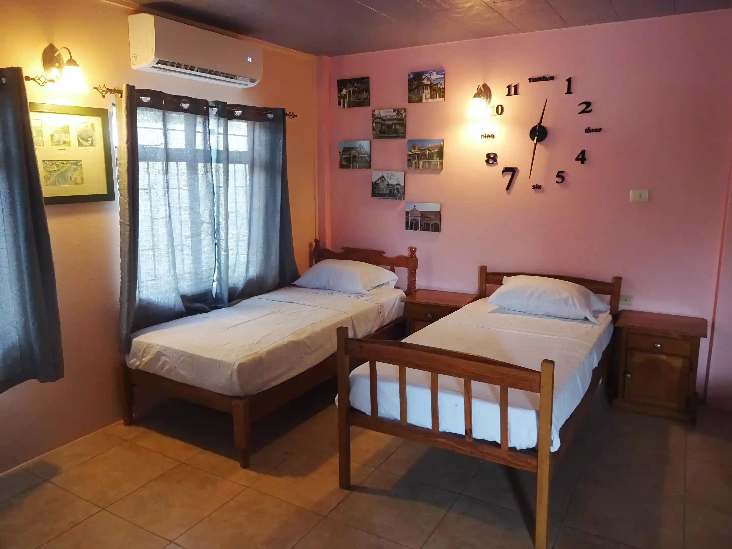Large 2-room ground floor front studio - Trinbago themed