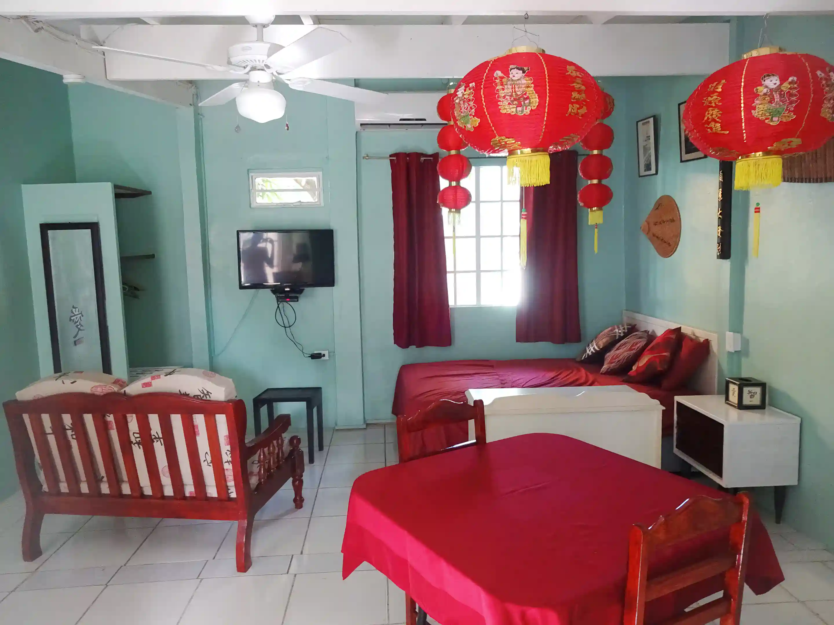 Large ground-floor studio in rear annex with Chinese theme