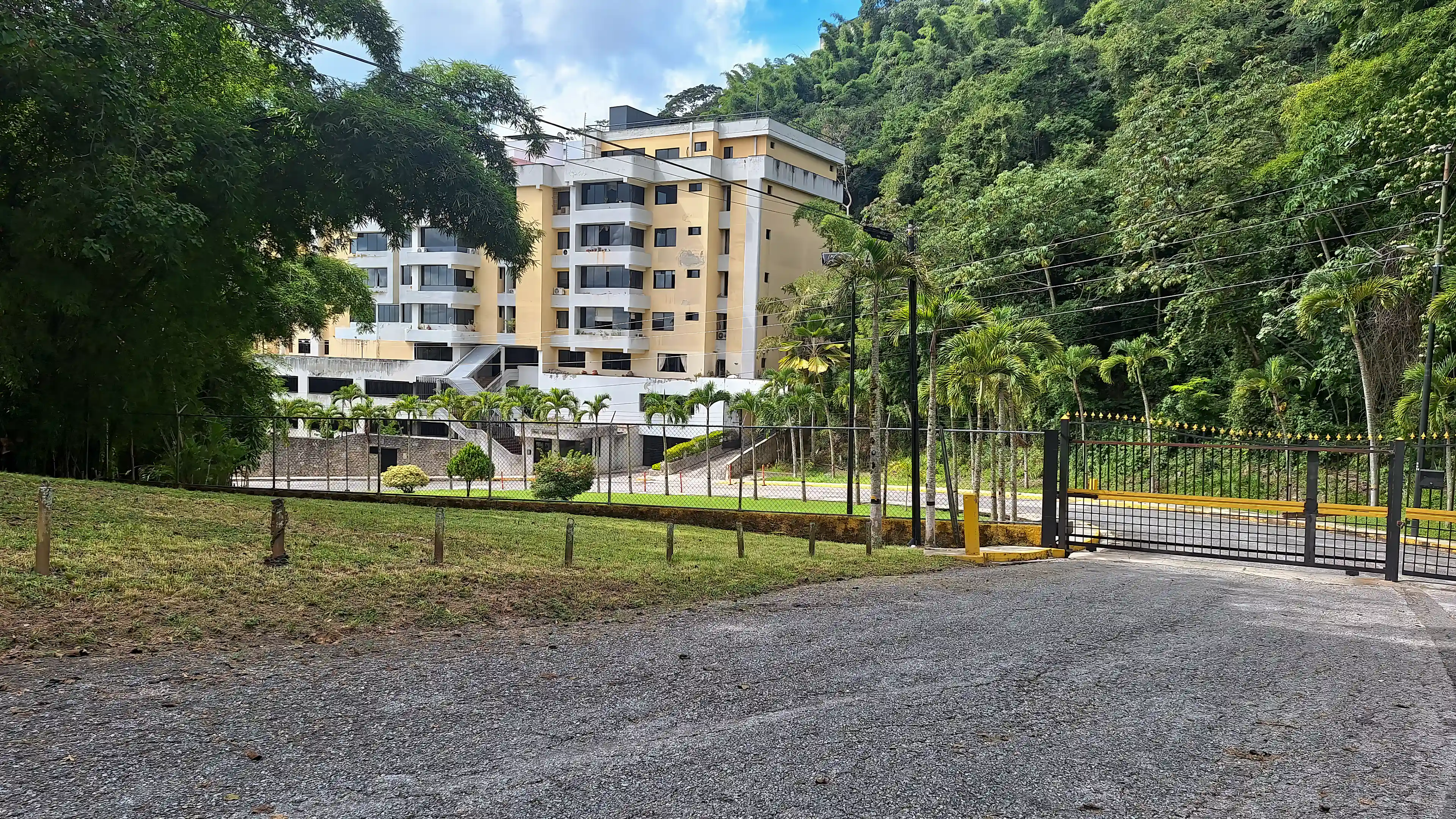 Apartment for Sale in Natalia Building, Avenida El Centro, Urbanizacion Miranda, Area Metropolitana de Caracas, Sucre, Miranda, Venezuela