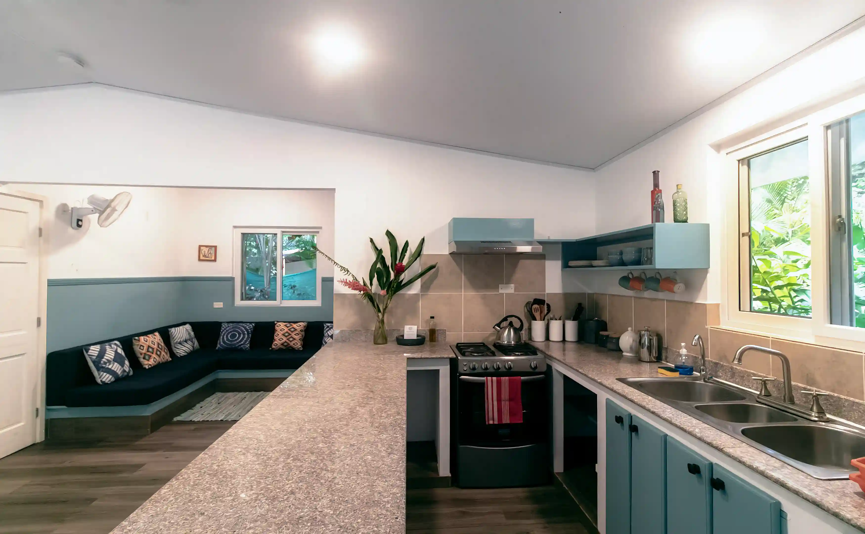 Pool House Too Kitchen/Lounge