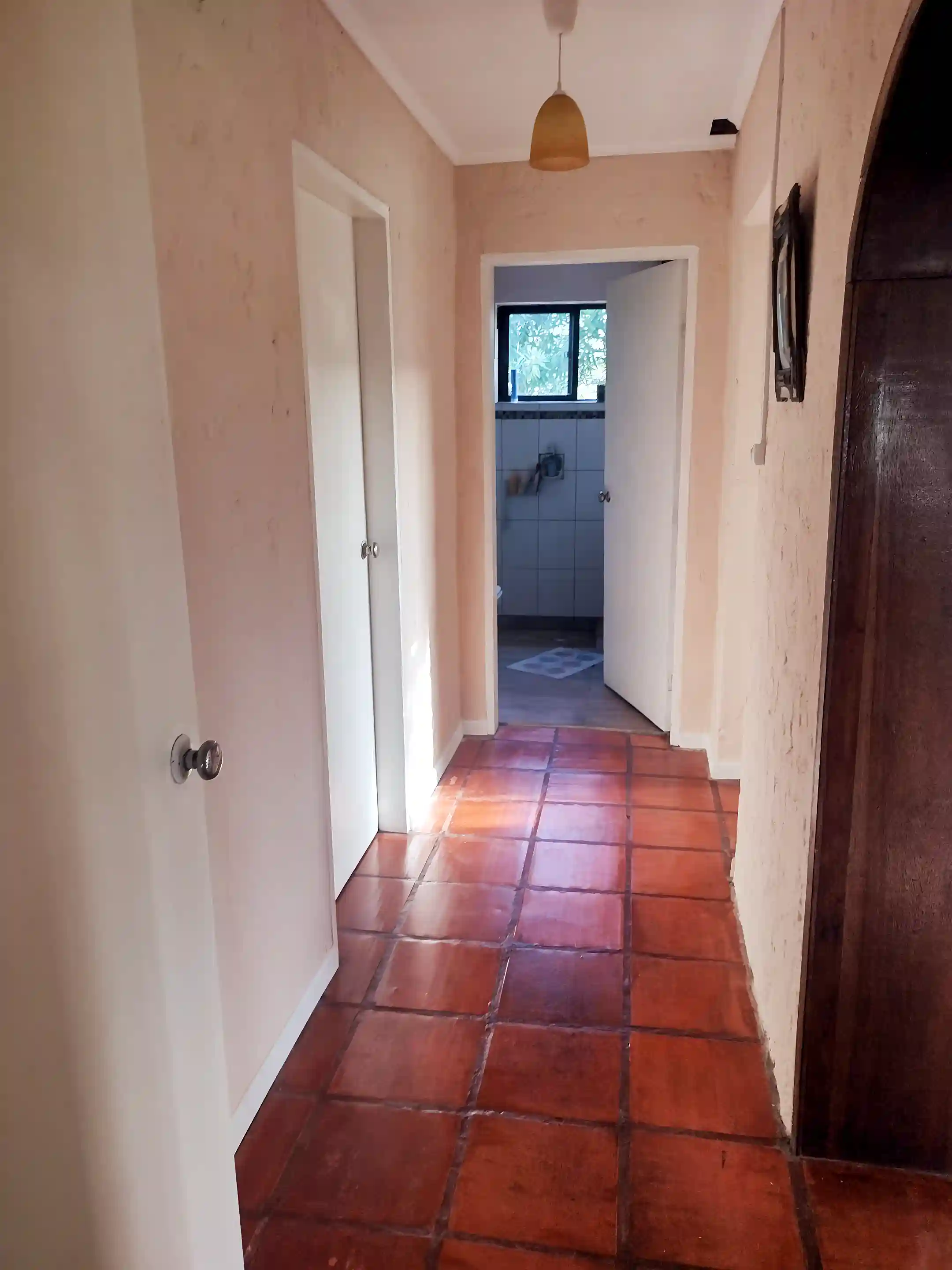 Hall with entrance to bathroom en bedrooms