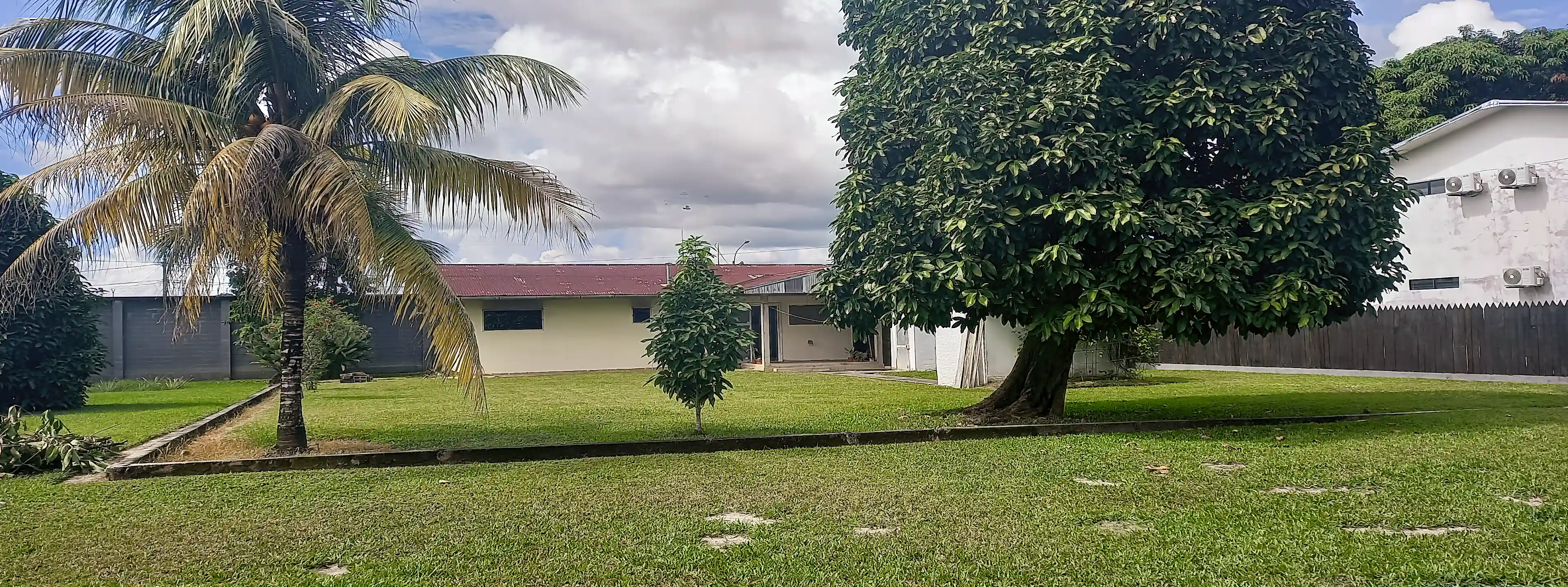 Una vista del jardin y la casa de 3 habitaciones...