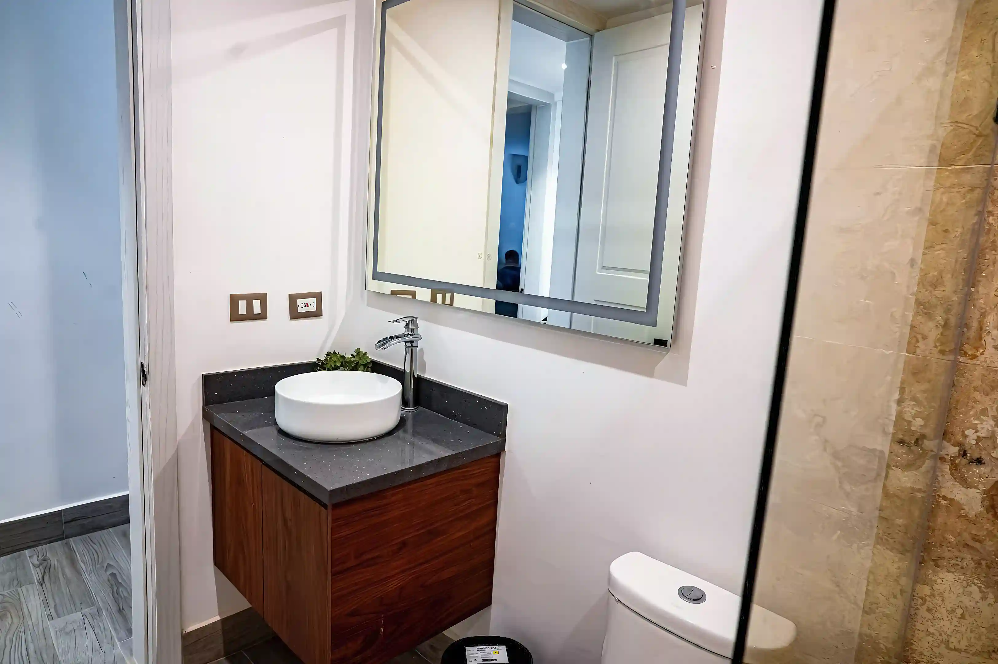 Here’s a clean, listing-ready description for this image ?
---
Contemporary bathroom...