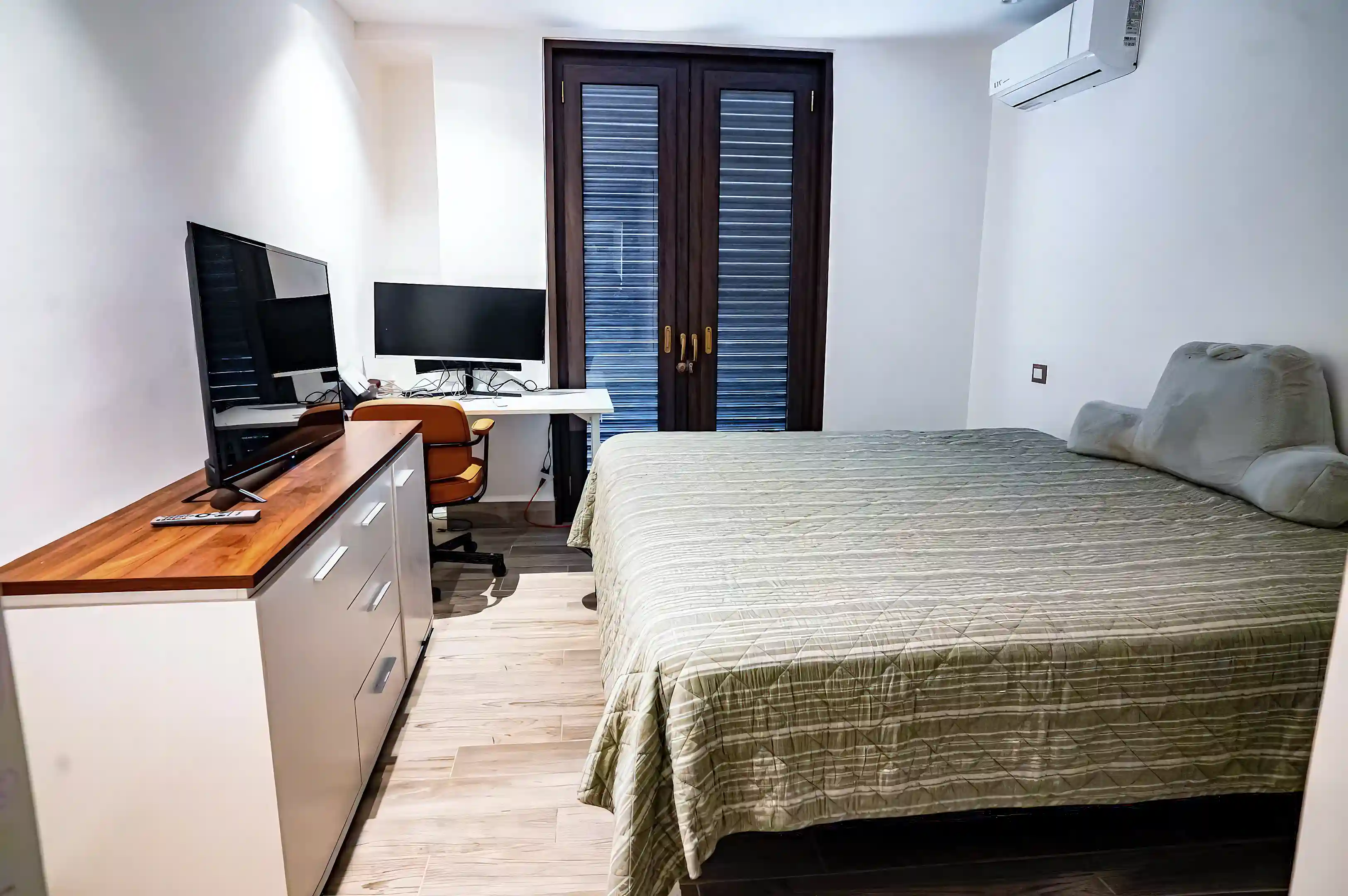 Here’s a clean, listing-ready description for this image ?
---
Spacious and...