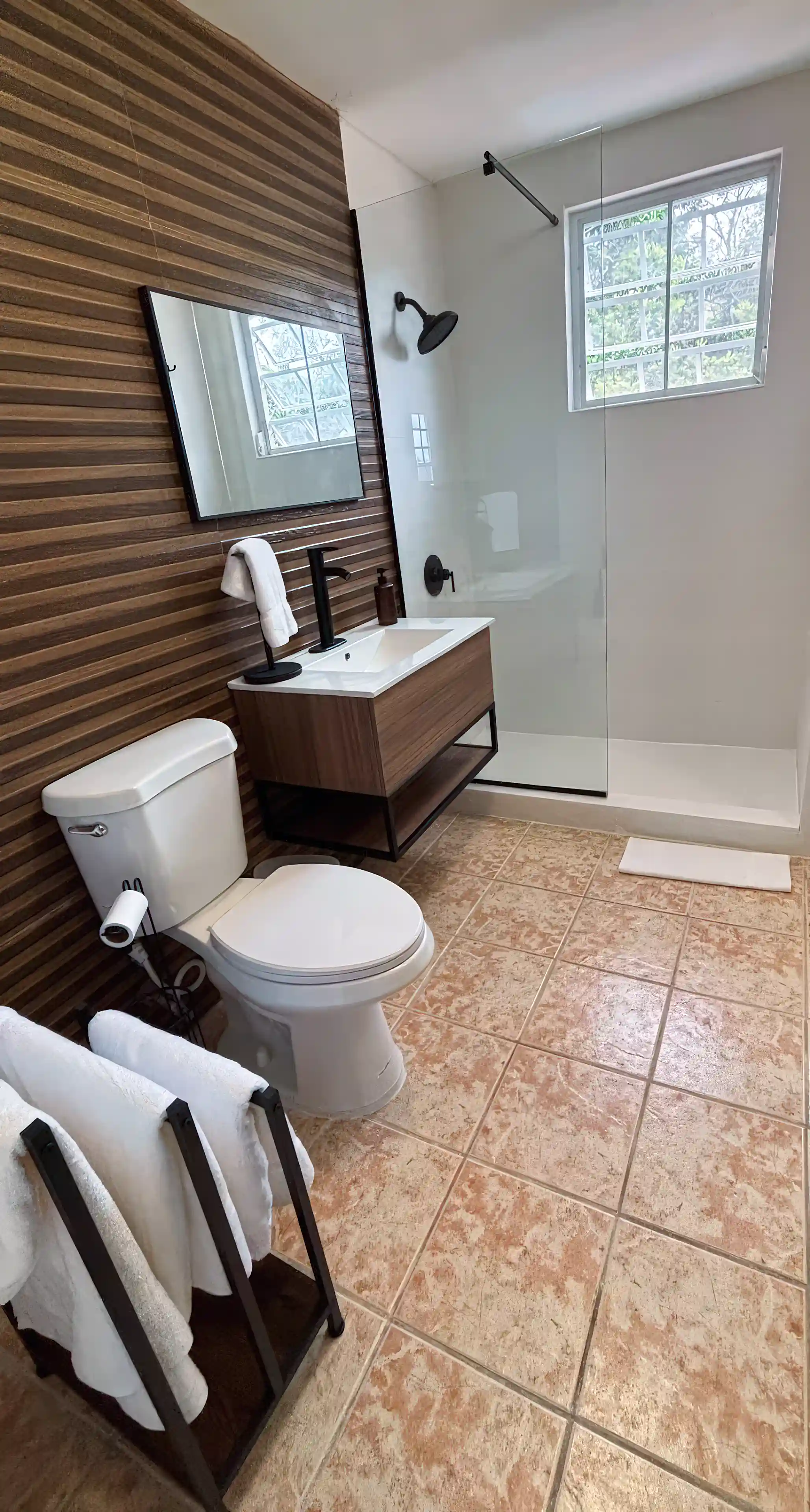 Queen bedroom bath