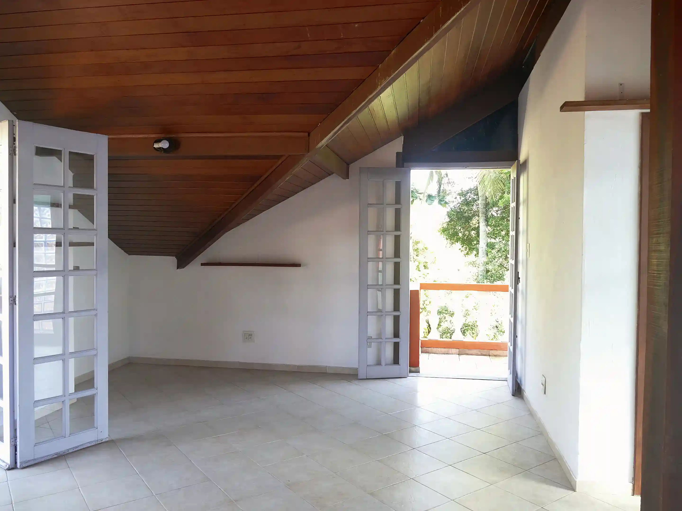 spacious studio 3rd floor