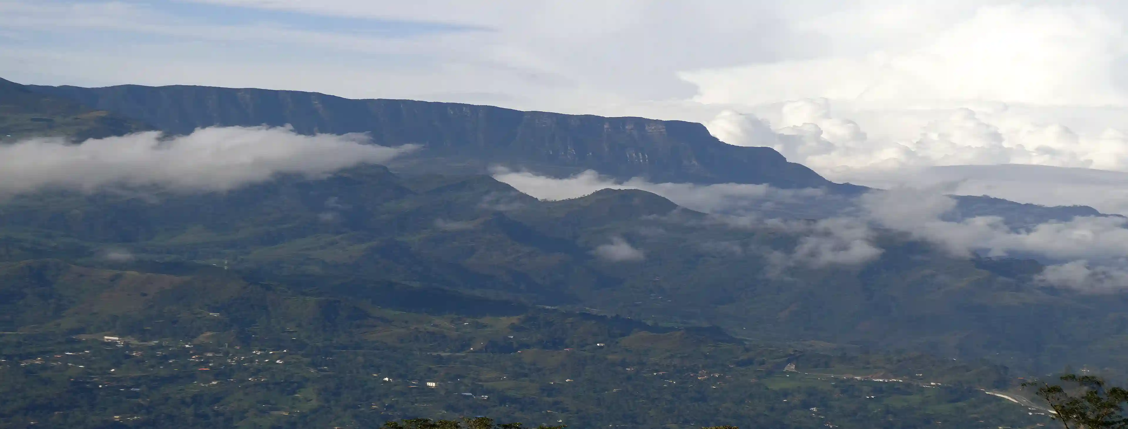 The cliffs of El Tablazo above a sea of clouds,...