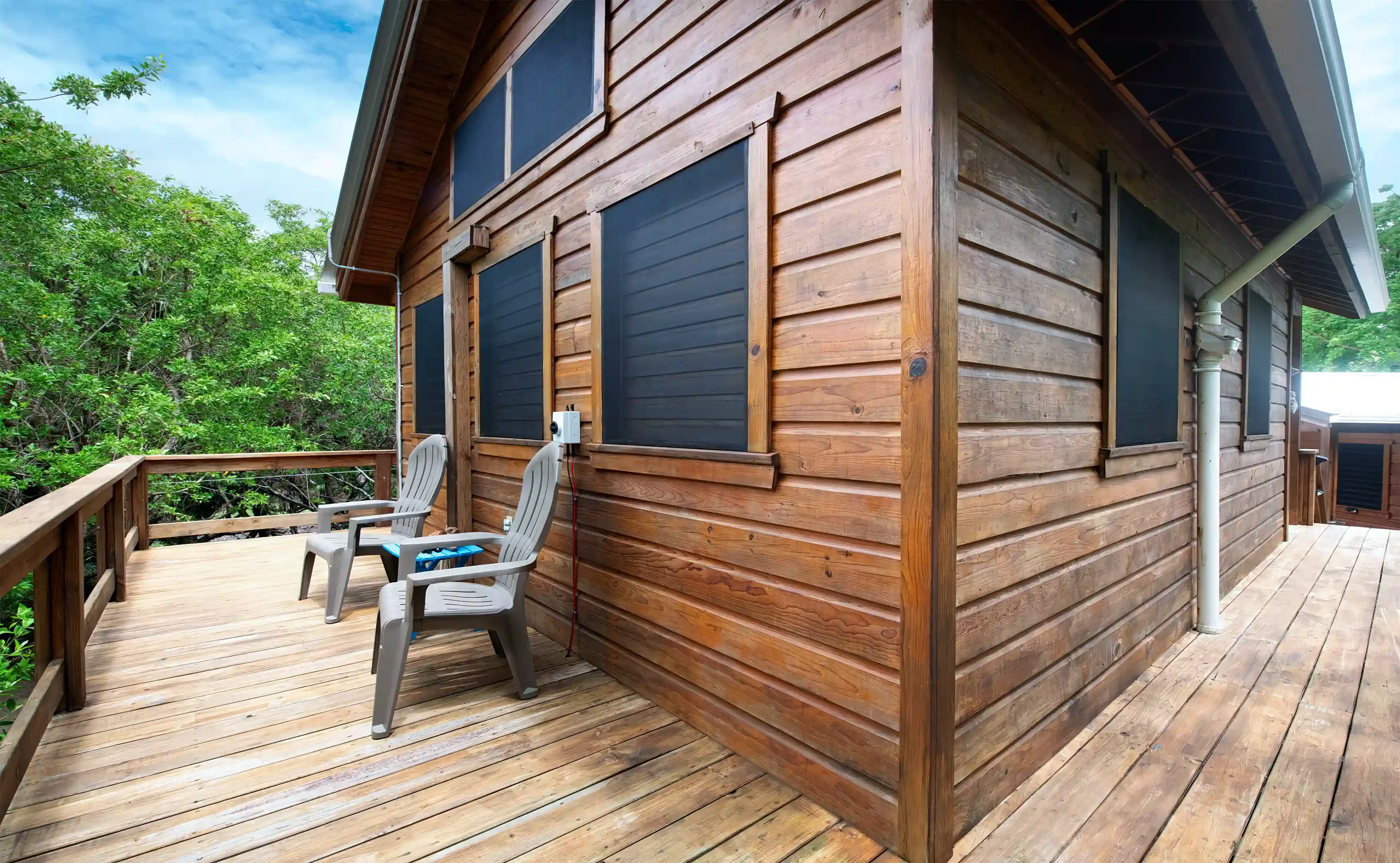 No glass in the windows. All screens and Laurelwood louvers.
