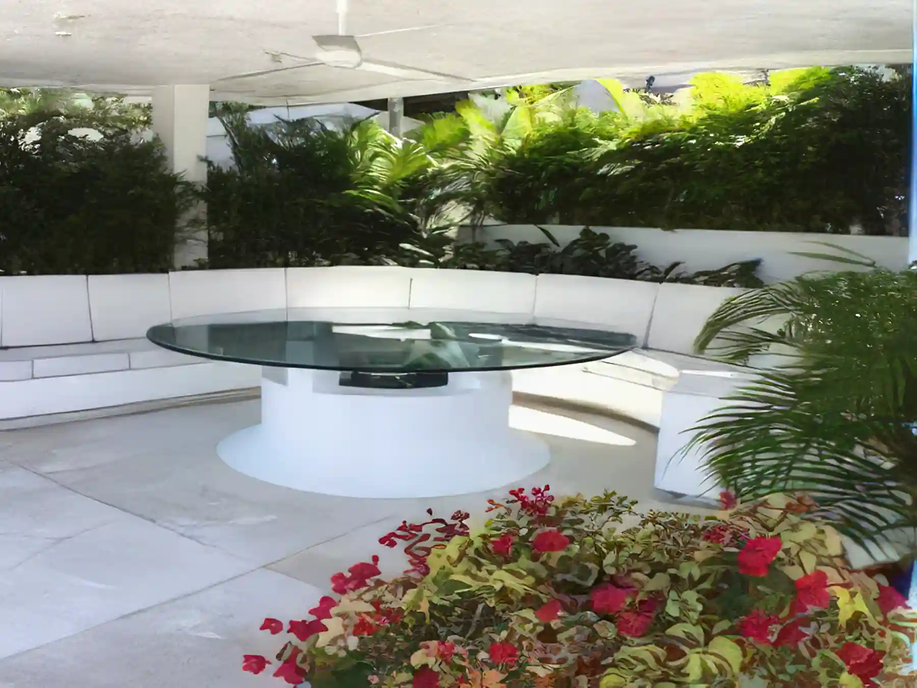 LUNCH AREA - DAY