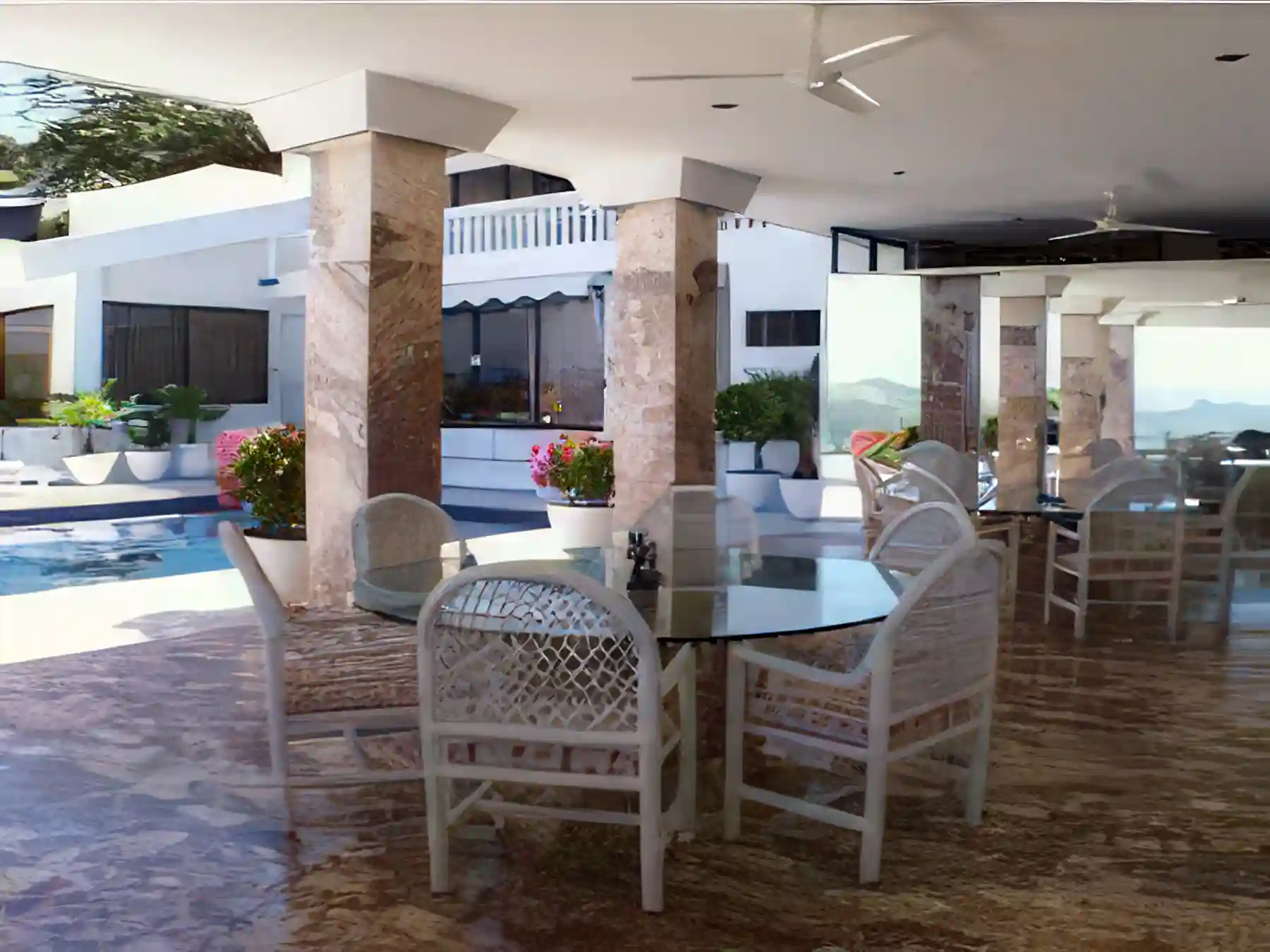 DAY TIME POOL DINING